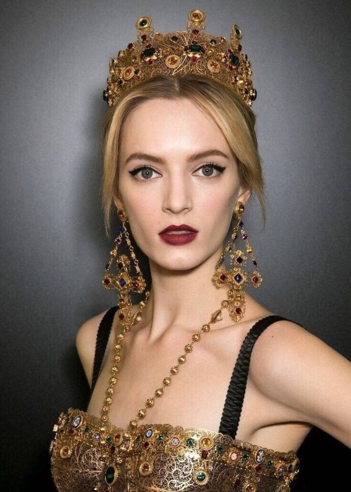 Daria Strokous在Dolce&Gabbana F/W 2013的经典造型.真是美得不像话 ​​​ ​​​​