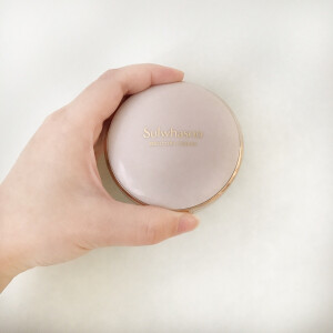 #雪花秀采淡致美气垫粉底液#这个去年朋友从韩国购入，345这款很滋润，不容易脱妆，遮瑕效果很强