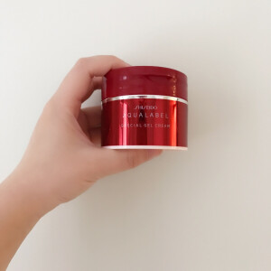 #资生堂五合一大红瓶面霜#这款说的是五合一，可以当水乳精华面霜面膜只用这一罐，不过我还是会以面霜来使用，在皮肤最干的时候配合肌研极润使用，质地是啫喱状的，淡淡的香味，很舒服，厚厚的涂一层在脸上，就像抹了睡眠面膜，第二天脸也润润的