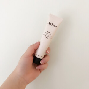 #茱莉蔻玫瑰护手霜#很喜欢茱莉蔻家的玫瑰系列东西，味道特别好闻，玫瑰水也特别好闻，缺点就是偏贵了，这个手霜也是很浓的玫瑰味，很滋润很舒服好用