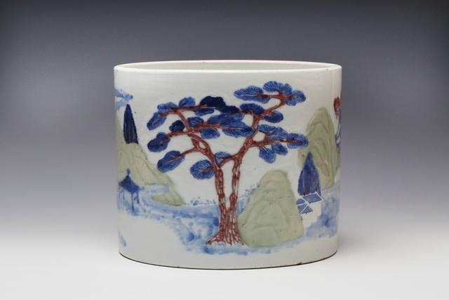 清釉里红三彩山水纹瓷笔筒
——肇庆市博物馆馆藏