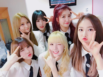 GFRIEND（여자친구）金素晶 郑艺琳 丁恩妃银河 崔俞娜俞宙 黄恩菲信飞 金艺源严智
