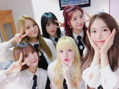 GFRIEND（여자친구）金素晶 郑艺琳 丁恩妃银河 崔俞娜俞宙 黄恩菲信飞 金艺源严智
