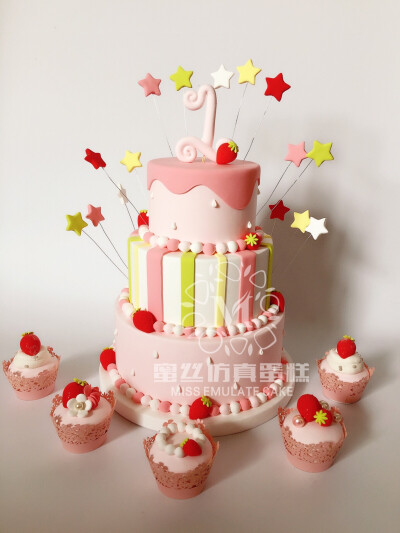 粉色草莓蛋糕模型