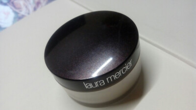 laura mercier 透明散粉 没有色号的 雾面妆感 不控油 定妆效果好～