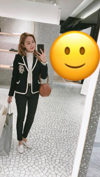 #郑秀妍# 170116 @Sy__Jessica ins story #jessica.syj# 再更新图片一则，郑土豪帅气日常不怕你帅，就怕你不知道自己有多帅 ​​​​