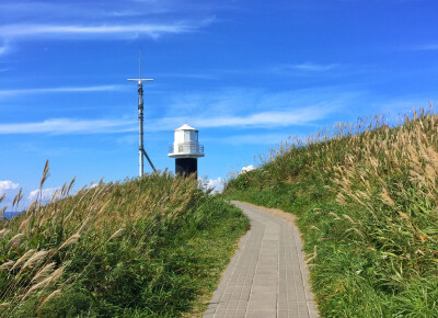 【 北海道不能错过的秘境—神威岬 】很多人知道地球岬，却不知道有着蓝宝石般的秘境神威岬。它位于小樽附近的积丹半岛，从岬角高处可以望见富于起伏变化的景色，特别是在靠近海面的尽头能进行360度无死角的瞭望。放…