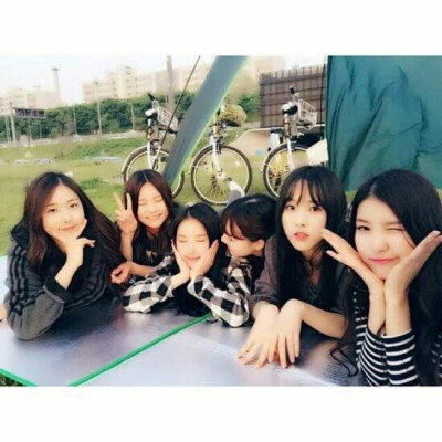 GFRIEND（여자친구）金素晶 郑艺琳 丁恩妃银河 崔俞娜俞宙 黄恩菲信飞 金艺源严智
