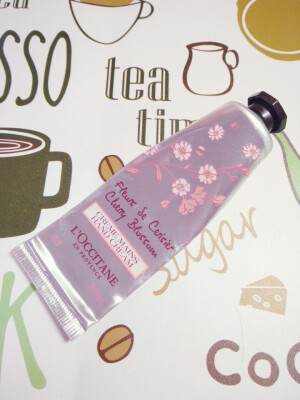 欧舒丹甜蜜樱花润手霜~我买的是30毫升的，小小的一支，便于携带。挤出来是白色的乳状，味道很赞，很清爽的香味，擦完很快就吸收了，不会有油腻感，而且一直会有淡淡的香味。个人感觉适合春秋使用，因为我的手比较干，冬天的话滋润度有点不够。总体来说还是推荐的。