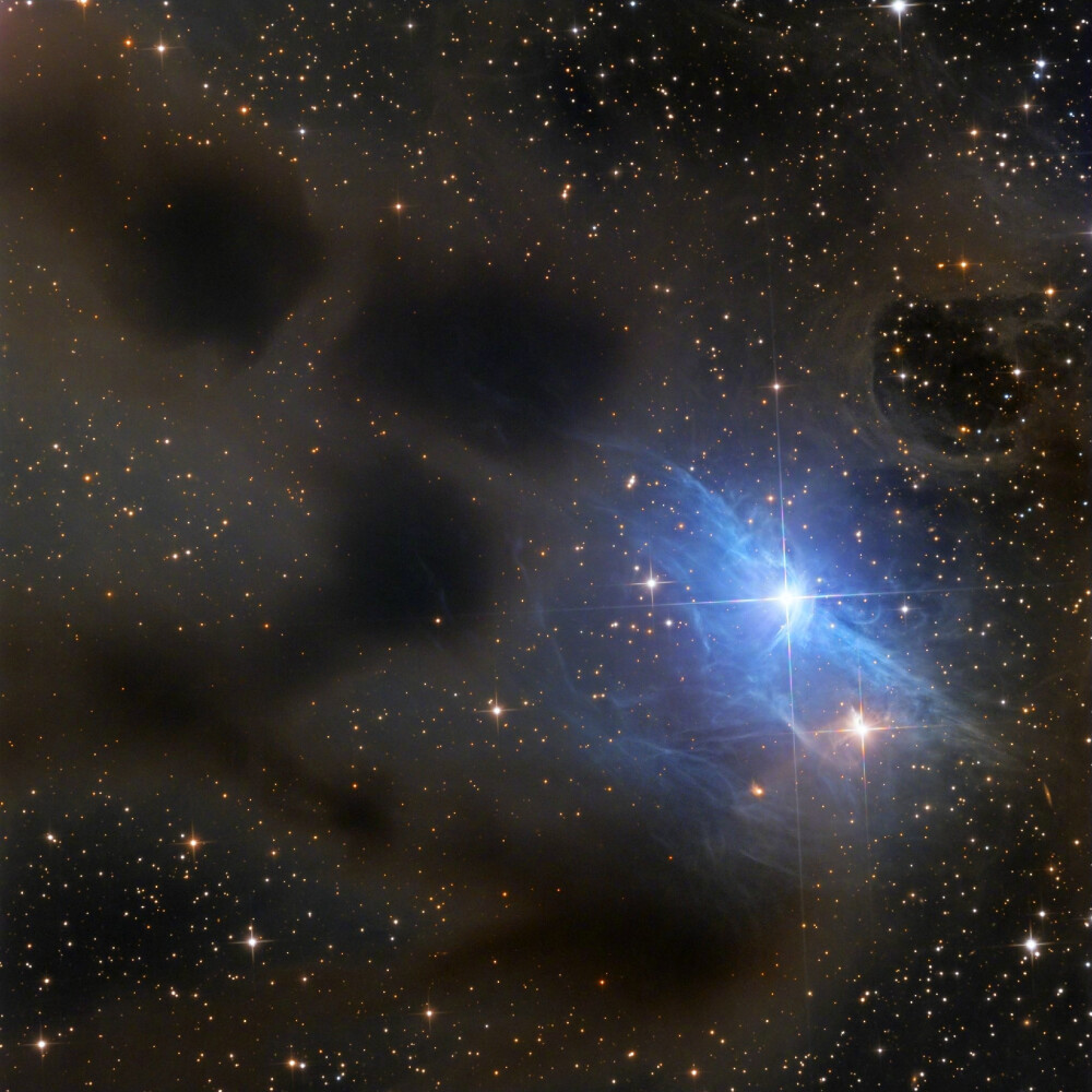 反射星云vdB 31，位于御夫座内，其中御夫座AB星距离我们约470光年。 ​​​​