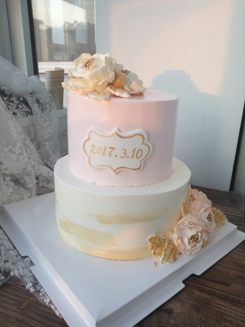 奶油霜抹面加裱花,用在欧风甜品台上的主蛋糕,想要做成翻糖的感觉