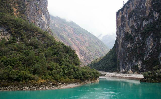 石门关，位于怒江州贡山县丙中洛，是怒江北与西藏茶马古道上的必经通道，此地左侧为碧罗雪山，右侧为高黎贡山，削壁千仞，是壮丽雄伟的峡谷世界奇观，怒江从石门关中喷涌而出，奔泻而下。