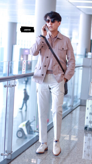 机场街拍，玉树临风，风度翩翩，往那儿一站就是一道世间最美的风景！气质爆棚！ ​ ​​​​