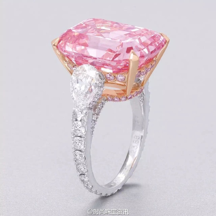 主石为一颗矩形阶梯式切割粉钻，重23.88克拉，呈 Fancy Intense Pink 粉色，净度级别为 IF 内部无瑕，为纯净的 Type IIa 型钻石。 在2010年由 Laurence Graff 在拍卖会上以4600万美元拍得