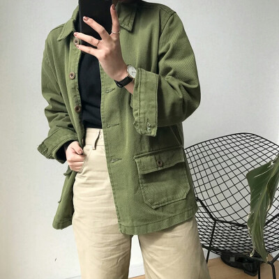 军绿外套+黑T（毛衣）+浅色裤子