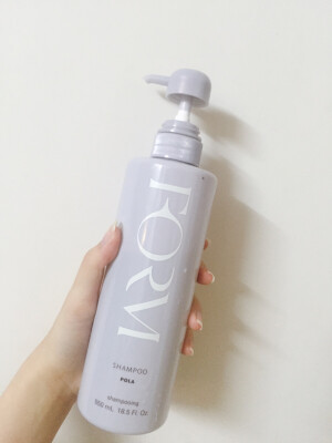 #安利好货# POLA 抗糖化洗发水     异地念书总会有不适应  譬如我的头皮就变得非常爱出油。试过很多种都不尽如人意  直到这一款 才算是不错的～ pola家有名的是美白丸 红黑BA 眼霜等  其中黑BA主打的就是抗糖化。这个名词科技技术含量太高我也解释不好 总的来说就是让头发减缓老化 补充营养 和黑BA差不多一个道理。控油很不错 洗完头皮微微发凉 估计含有薄荷成分 非常舒服。质地比洗面奶啫喱稀一些～ 起泡还是不错的 强烈建议买一个起泡盒或者起泡网  会省很多 ～  洗完头发很顺滑 不含硅 也不涩～DuangDuang的。参考价格：178rmb/550ml