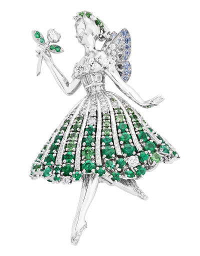 Fairy Titania 白金胸针，by Van Cleef & Arpels
Fairy Titania 胸针的灵感来自莎士比亚剧作「仲夏夜之梦」中的「Titania」仙女，裙摆上镶嵌大小渐次的钻石和祖母绿，让裙摆自然蓬起，宝石间以金质的流线造型勾勒出…