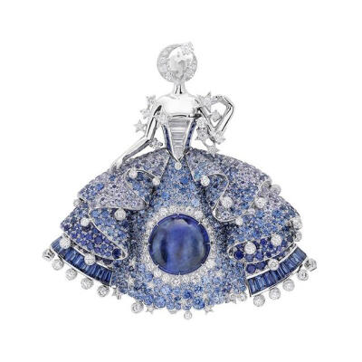 La forêt enchantée 白金胸针，from Peau d'Âne collection
裙摆镶有钻石及无色蓝宝石