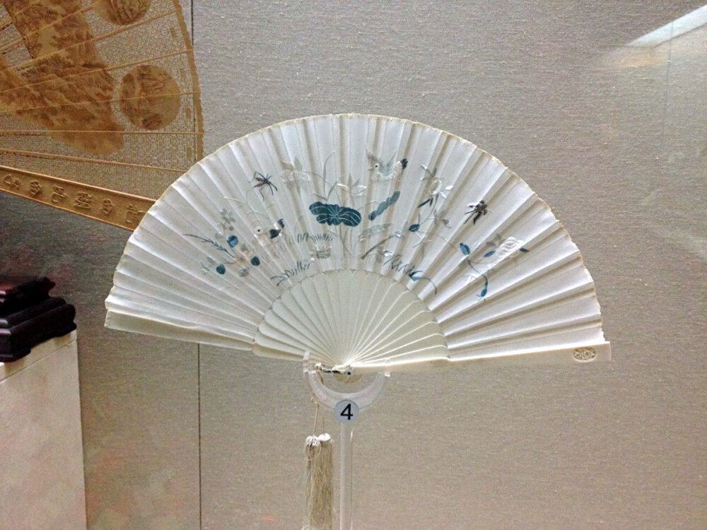 近代 象牙扇骨绢面刺绣（花鸟）折扇 中国扇子博物馆藏
