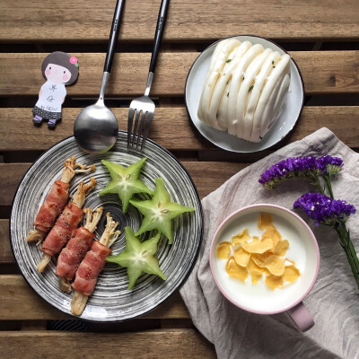 2017.3.16早餐记录:牛奶+花卷+培根金针菇卷+杨桃