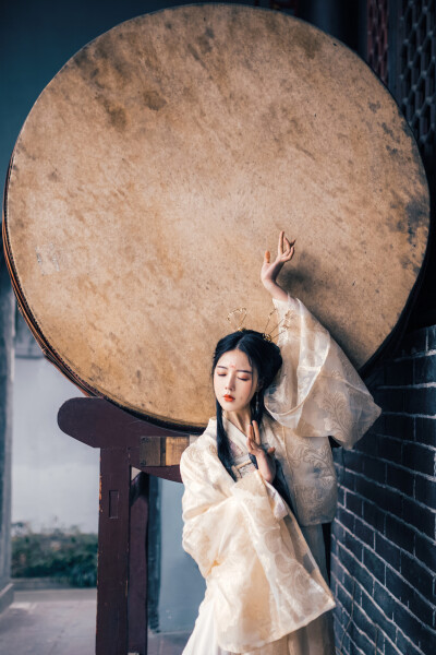 和风和雨点苔纹，漠漠残香静里闻。