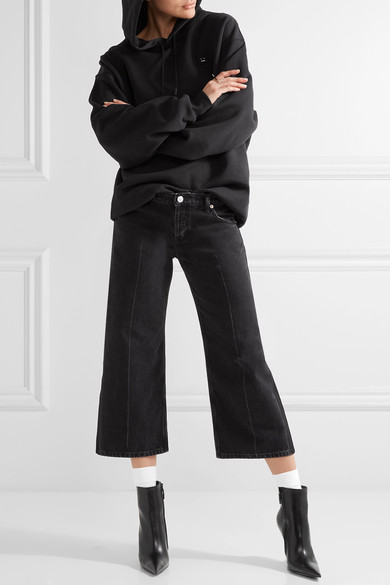 耀目的亮白色配饰将一扫冬日的灰暗沉闷，点亮春夏。Balenciaga 这款混纺棉袜织有品牌标志图案，在黑白对比间尽显运动街头风尚。建议将其与高跟鞋或穆勒鞋混搭。