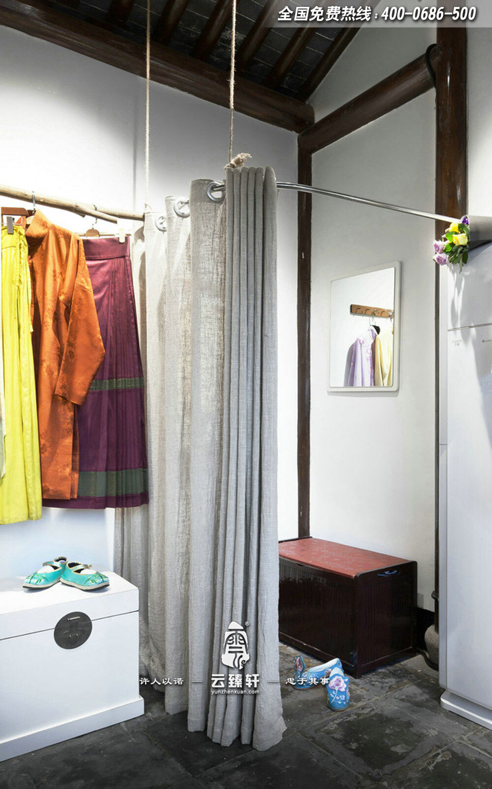 优雅时尚中式服装店衣服摆放