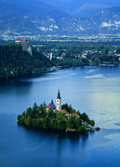 Bled Island, Lake Bled, Slovenia。斯洛文尼亚西北部上卡尼鄂拉地区的布莱德岛，是斯洛文尼亚唯一一座天然岛屿，位于布莱德湖，岛上有几座建筑，最大的是圣母升天教堂，像童话世界般美好。