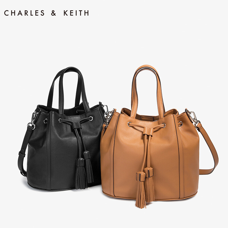 CHARLES&amp;KEITH 水桶包 CK240780292 欧美时尚流苏抽绳单肩包