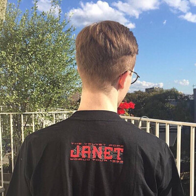 by 杨宁宁后来砸了酒瓶也没换回清醒 醉的心甘情愿