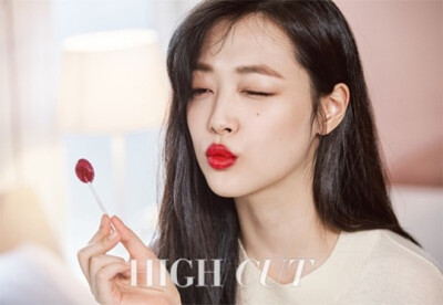 近日，雪莉为《HIGH CUT》杂志拍摄了一租美妆写真，看起来还是那么清秀美丽啊！
Sulli这次的造型主题是春天，妆容强调皮肤的白皙通透和嘴唇的饱满润泽，很有Sulli的风格呢！