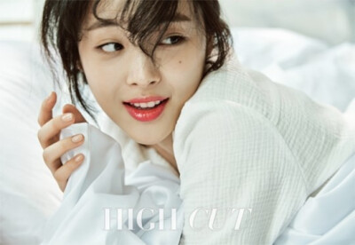 近日，雪莉为《HIGH CUT》杂志拍摄了一租美妆写真，看起来还是那么清秀美丽啊！
Sulli这次的造型主题是春天，妆容强调皮肤的白皙通透和嘴唇的饱满润泽，很有Sulli的风格呢！