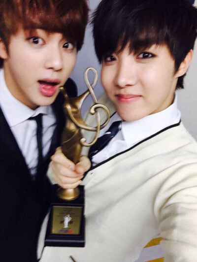 #防弹少年团#郑号锡#J-HOPE#金硕珍#JIN 【150122【想象以上的奖！！！！！得到本赏了！！！都是托了我们army们的福！！会更加努力的 大臣饭_桌_是_什么啊 首尔歌谣大赏_本_赏_啊 和jin哥一起拿着奖杯】