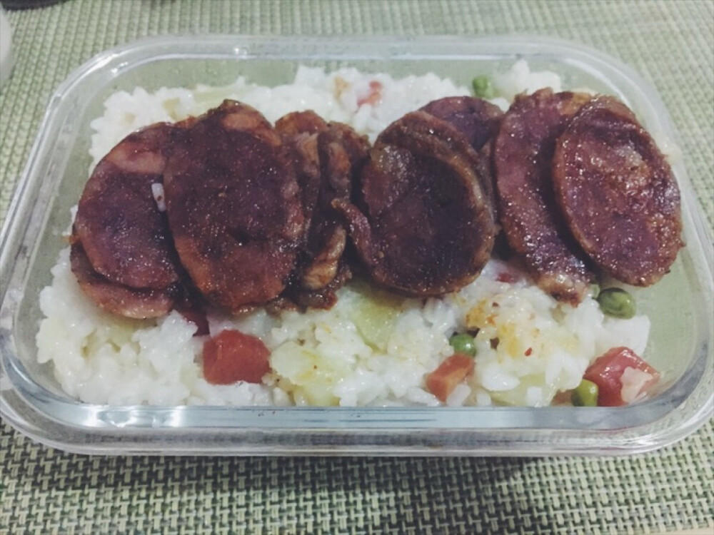 电饭煲焖饭再加香肠，便当就做好了