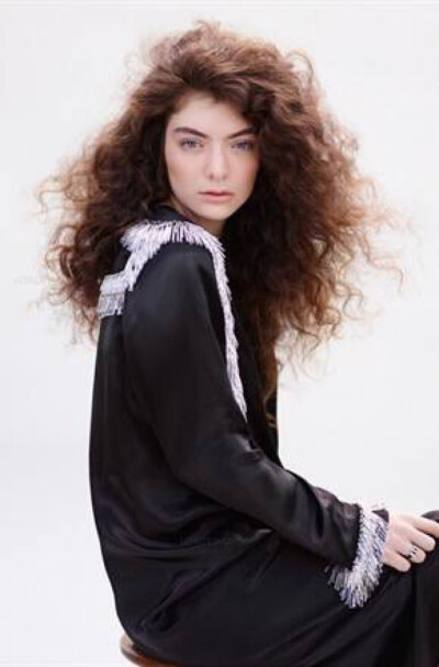 Lorde（原名：Ella Marija Lani Yelich-O'Connor），1996年11月7日出生于新西兰奥克兰德文波特，新西兰创作型女歌手。