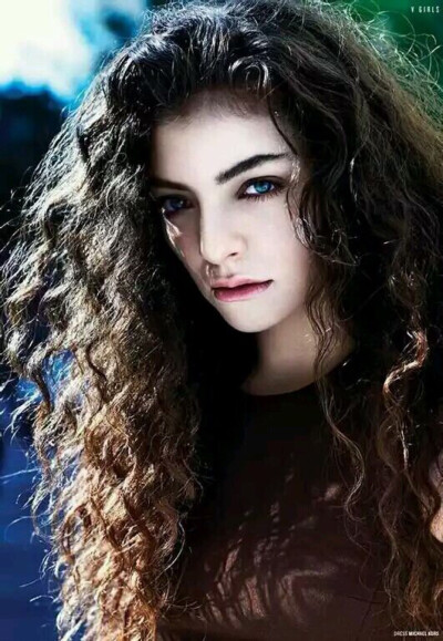 Lorde（原名：Ella Marija Lani Yelich-O'Connor），1996年11月7日出生于新西兰奥克兰德文波特，新西兰创作型女歌手。