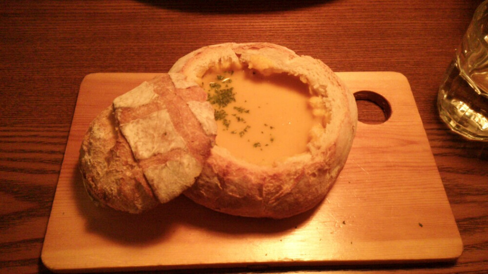 夏朵春季新菜，面包马车浓汤，拿烤好的乡村面包当容器，里面是浓厚的玉米南瓜汤，外脆里绵，春天的味道