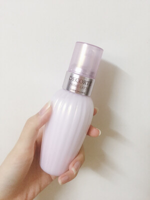 #安利好货# 黛珂 牛油果乳液。黛珂家一直都是先乳后水  这样一个噱头还挺有意思的。作为油皮 作为护肤的第一步 这款非常的清透 。没有油感和厚重感  保湿效果非常好。搭配黛珂家的紫苏水 痘痘肌的最爱。参考价格：340rmb