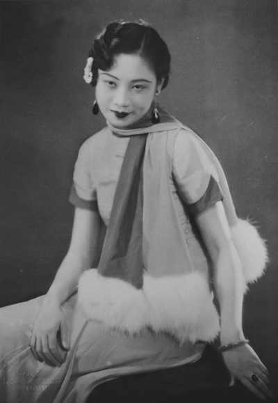 胡蝶(1908-1989.4.23)，原名胡瑞华，生于上海，祖籍广东鹤山，民国第一美女，中国早期最著名的女演员，横跨中国默片时代和有声片时代的电影皇后，被誉为“中国的葛利泰· 嘉宝”。