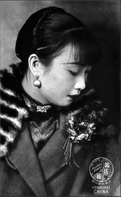 胡蝶(1908.3.23-1989.4.23)，原名胡瑞华，生于上海，祖籍广东鹤山，民国第一美女，中国早期最著名的女演员，横跨中国默片时代和有声片时代的电影皇后，亚洲影后。