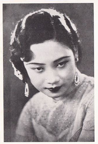 胡蝶(1908.3.23-1989.4.23)，原名胡瑞华，生于上海，祖籍广东鹤山，民国第一美女，中国早期最著名的女演员，横跨中国默片时代和有声片时代的电影皇后，亚洲影后。