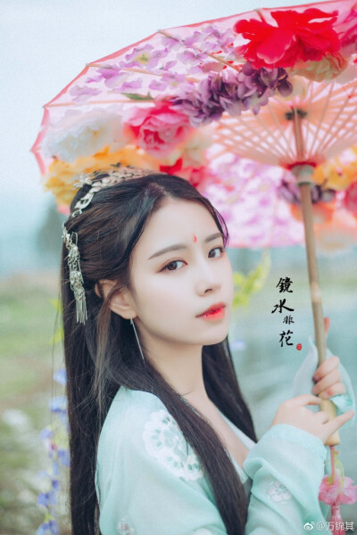 大梦初醒已千年，凌乱罗衫。料峭风寒，放眼难觅旧衣冠。疑真疑幻，如梦如烟。看朱成碧心迷乱。莫问生前，但惜因缘。魂无归处为情牵。