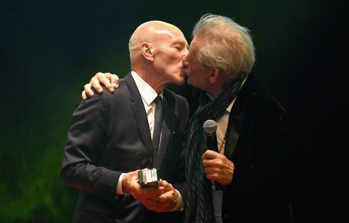 哈哈哈两位爵爷的再再再次么么哒！ 在今天的《帝国》杂志颁奖礼上，Ian Mckellen为Patrick Stewart颁发“传奇奖”，叉男#EC#老年组这发糖力度真是让人跪服啊，爷爷们太甜了 ​​​​