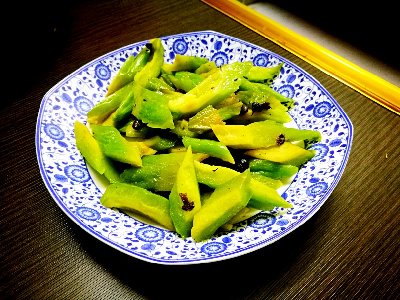 上火了，煲一碗嫲嫲教煮噶汤，烧排骨加淡菜（祛除虚火），炒苦瓜，玻璃生。
今天最开心的一件事，是添了个鸡公碗，虽然是仿的，但是我也很喜欢。