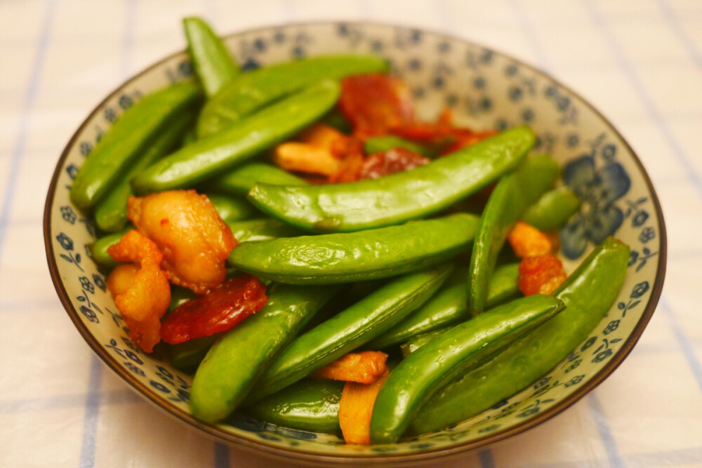 四海八荒开饭咯!!凤仙姐姐今日的排骨汤卖相很好老王拌饭吃得不亦说乎生炒鸡也是美味之极娘亲还是心灵手巧的只要她不犯懒开动脑筋～螃蟹真真是肥啊虽然不在当季蟹膏还是一大股吸吮的时候幸福感噌噌噌的往上翻