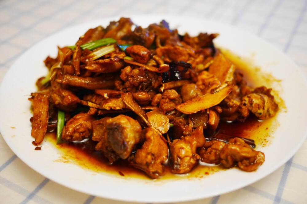 四海八荒开饭咯!!凤仙姐姐今日的排骨汤卖相很好老王拌饭吃得不亦说乎生炒鸡也是美味之极娘亲还是心灵手巧的只要她不犯懒开动脑筋～螃蟹真真是肥啊虽然不在当季蟹膏还是一大股吸吮的时候幸福感噌噌噌的往上翻