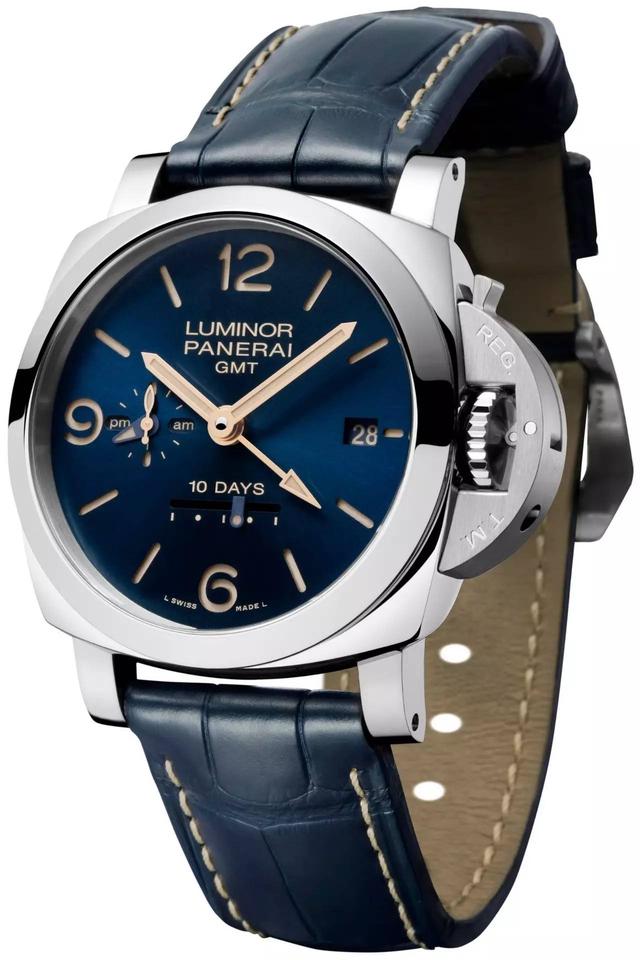 Panerai 沛纳海
Luminor 1950 44毫米10日动力储存两地时间腕表
这款腕表有着超长10天的动力储存，两地时的功能让这款腕表也很适合出游时佩戴。然而或许对于许多“沛迷”而言，这款腕表还有一个很特别的地方，就是它那包含表盘和表带在内，整体蓝色的配色。
深邃的蓝色温暖与静谧，令人联想到一望无尽的蔚蓝海面，以及春日里的蓝天。戴上这款腕表，眼镜一闭，仿佛可以闻到属于春天阳光下的温暖气息。