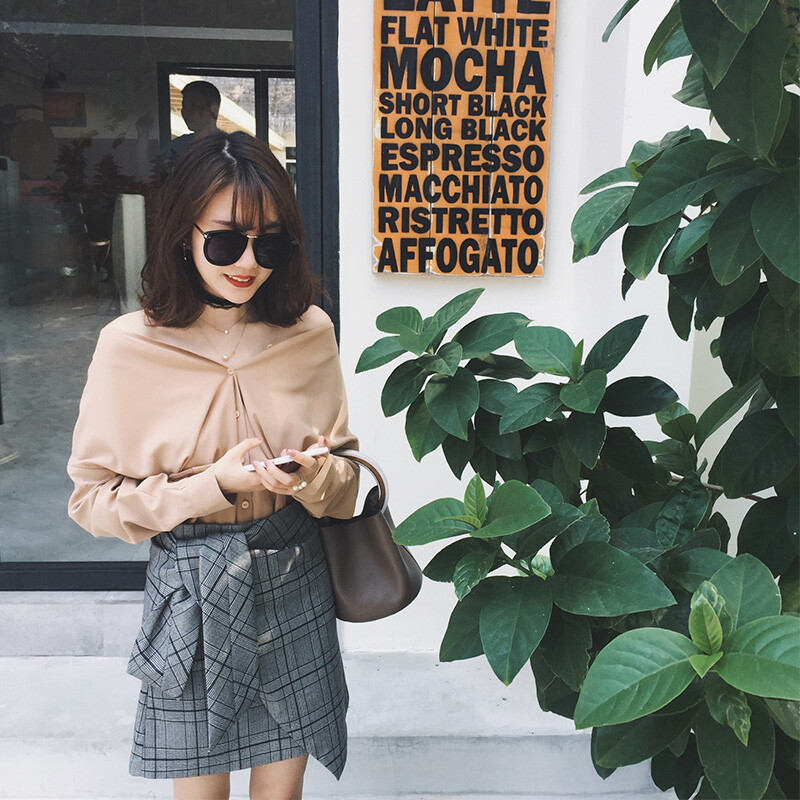 金蘑菇菇 杏仁奶茶～春天怎么能不买露锁骨的v领衬衫呢～2way