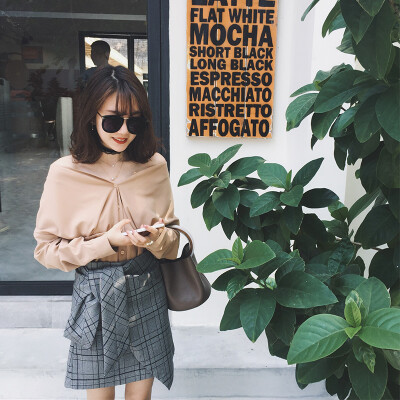 金蘑菇菇 杏仁奶茶～春天怎么能不买露锁骨的v领衬衫呢～2way