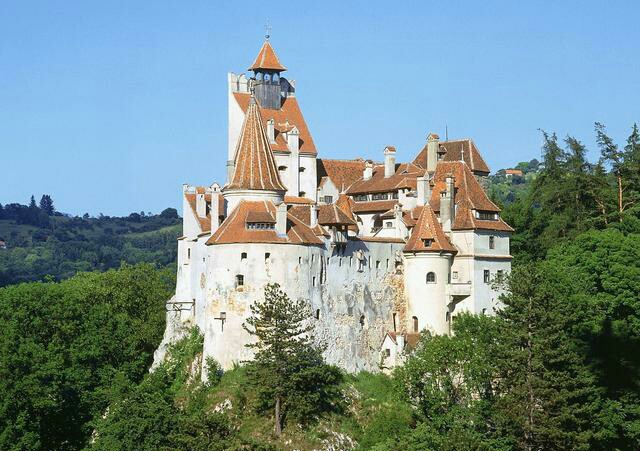 罗马尼亚 布朗城堡
布朗城堡位于罗马尼亚中西部，距离布拉索夫30公里，这里原是匈牙利国王于1377年开始兴建用来抵御土耳其人的防御工事。1382年建成后，这里逐渐成了集军事、海关、当地行政管理、司法于一身的政治中心。